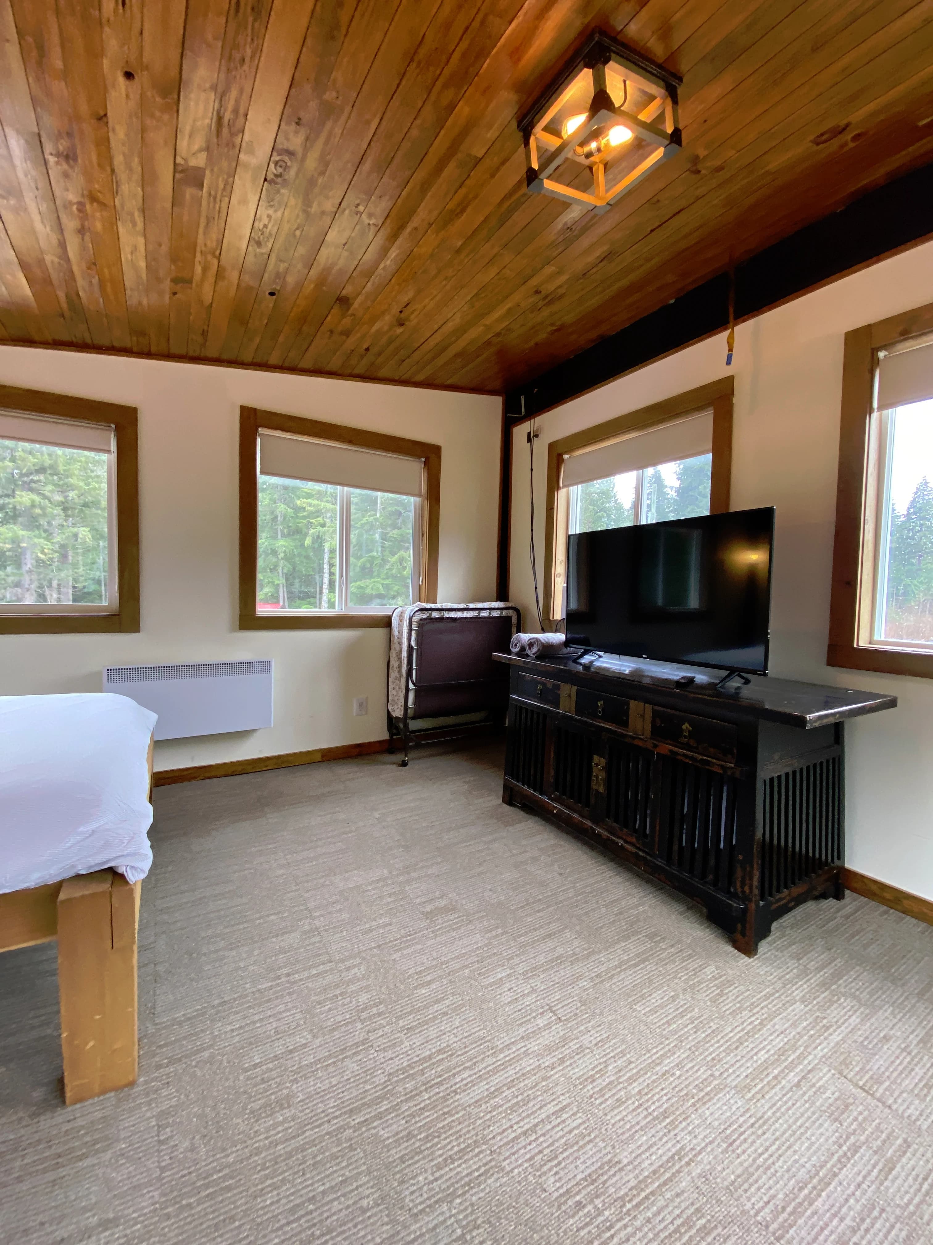 /_next/static/immutable/media/master-bedroom-03.1nmiqv6zea_7c.webp